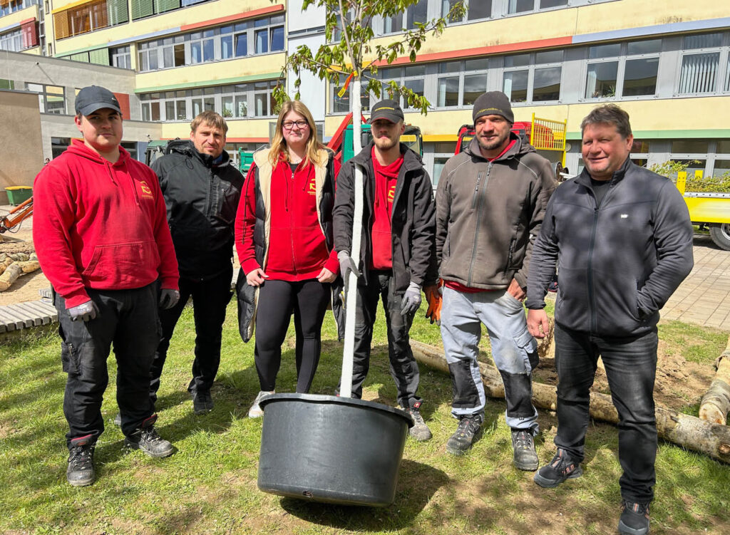 Azubis und Ausbilder der Gemeinhardt Service GmbH vor der Oberschule Döbeln