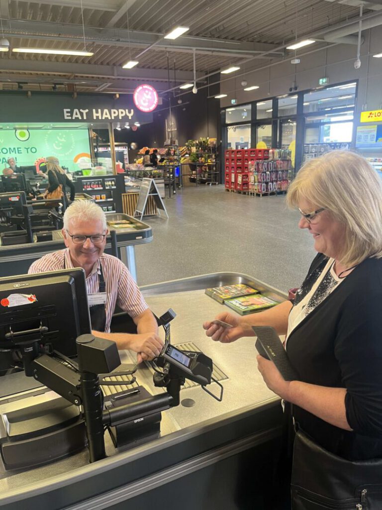 Artur Auernhammer MdB (CSU) kassiert an der EDEKA-Kasse für einen guten Zweck