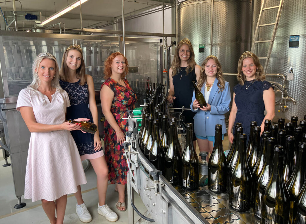 Geburtstagsfeier mit Deutschlands Weinhoheiten, zu sehen: v.l.n.r. Nicole Baumgärtel, Lea Baßler, Sabine Leonhardt, Eva Brockmann, Alona Chesnok und Jessica Himmelsbach