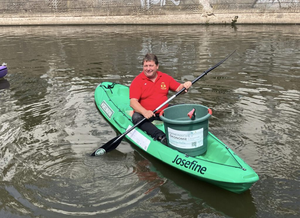 Gemeinhardt-Service-Geschäftsführer Dirk Eckart im Green Kayak "Josefine"