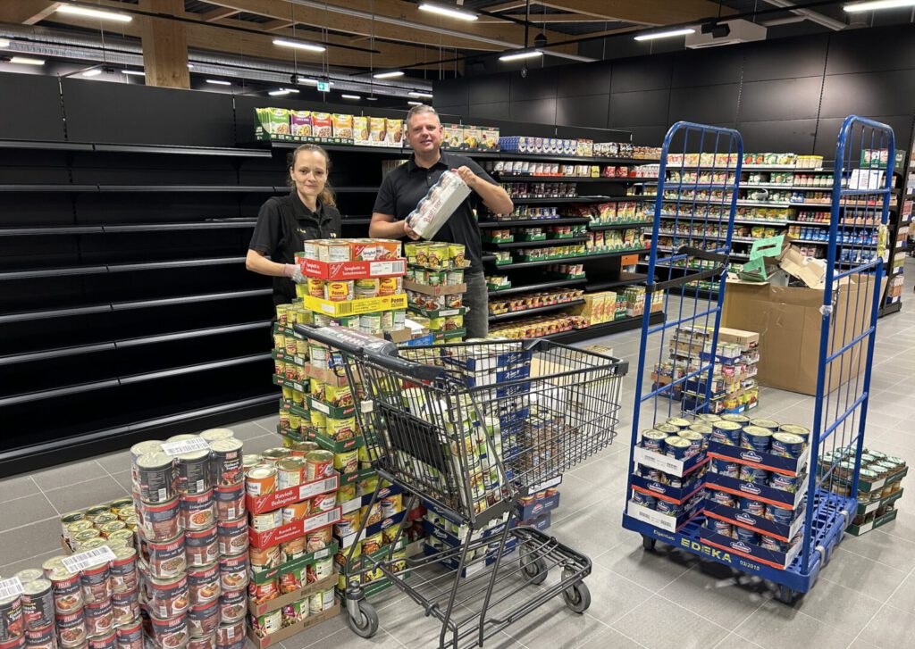 Marktleiterin Ivonne Chadli und Marktbetreiber Marco Peltzer beim einräumen der noch leeren Regale im EDEKA-Markt Kamenz