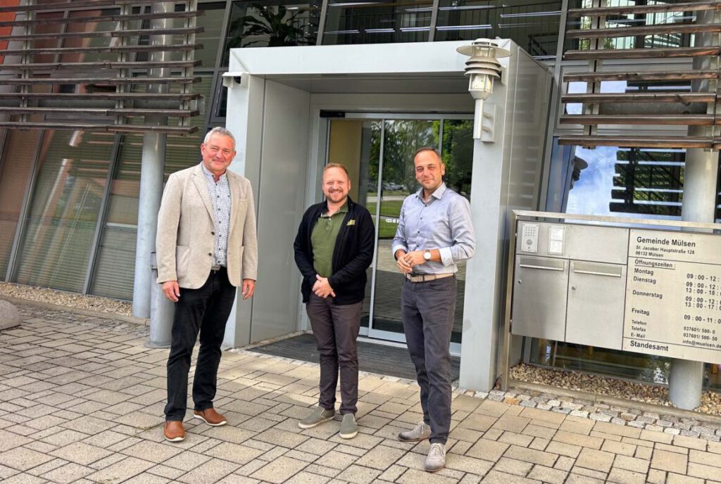 Michael Franke, Bürgermeister von Mülsen, Ronny Kadelke, zukünftiger Marktbetreiber in Mülsen und Jan Hašek, Regionalleiter des Geschäftsbereichs Expansion der EDEKA Unternehmensgruppe Nordbayern - Sachsen - Thü ringen, vor der Gemeindeverwaltung in Mülsen