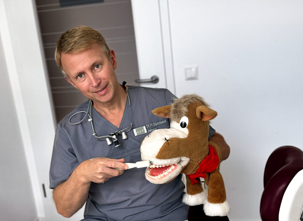 Dr. Henning Sporbeck, Zahnarzt in Bannewitz, erklärt mit Hilfe seine r Handpuppe „Struppi“ die richtigen Putztechniken für eine gute Mundhygiene