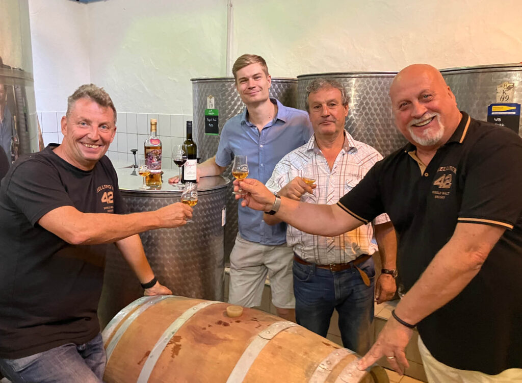 Jörg Hans, Christian und Andreas Henke (Sörnewitzer Weingut) sowie Thomas Michalski beim Verkosten des 2021er Regents - dessen Fässer die Grundlage waren für den Winzeredition-No.-5-Whisky - und des dazugehörigen Whiskys