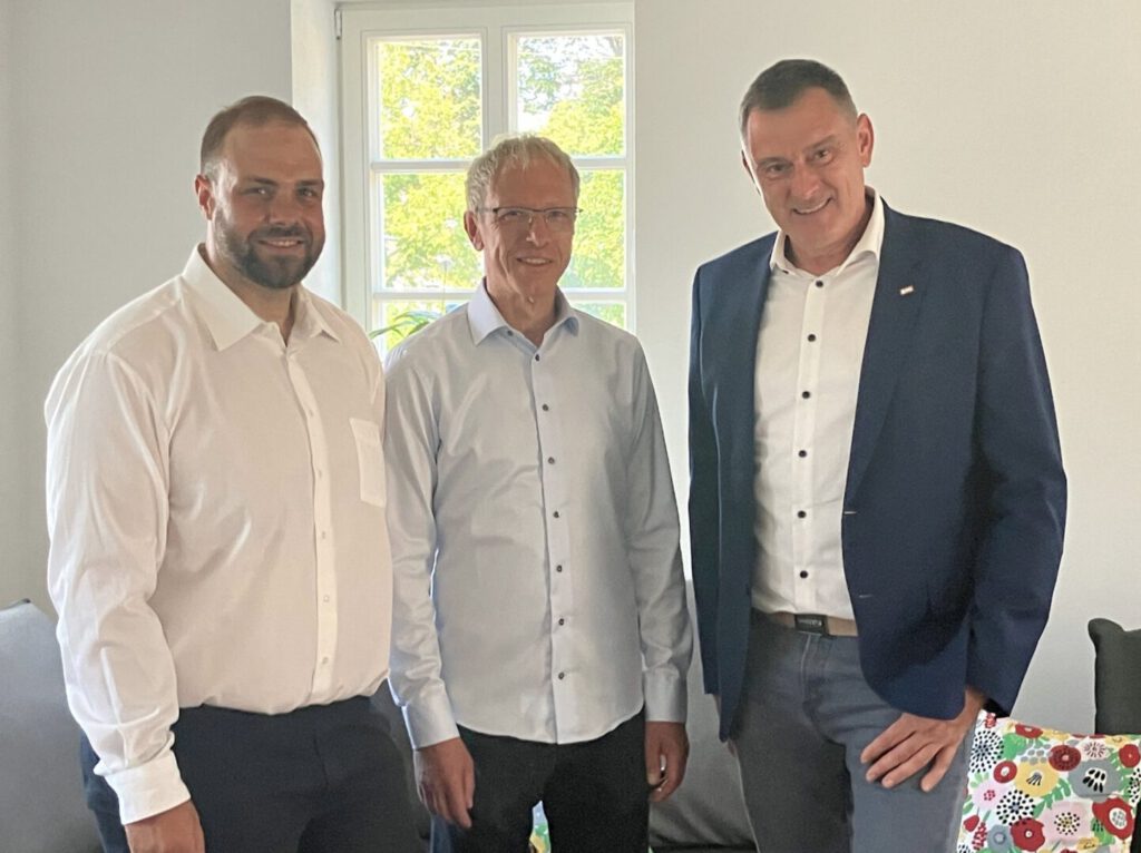 v.l.n.r. GsU-Regionalchef Marcus Franke, Jörg Franken vom Kinder- und Jugendhaus Alte Feuerwehr und BNI-Regionaldirektor Jens Fiedler