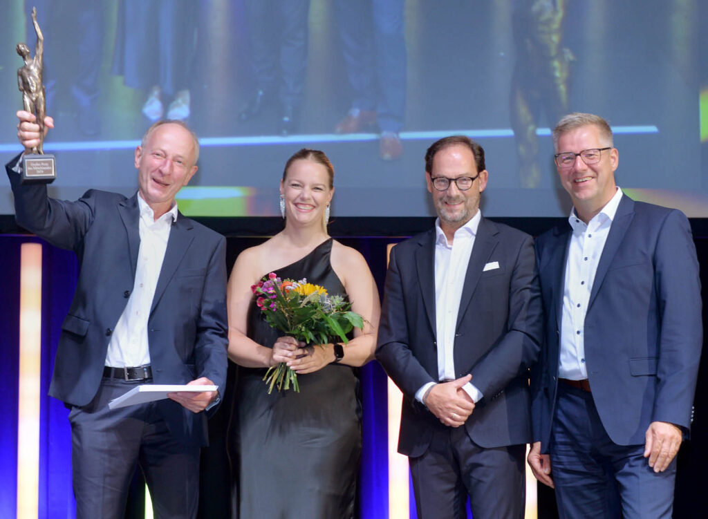 v.l.n.r.: Klaus Deitmers, Geschäftsführer mit Paulina Söbbing des Hotel in Cuxhaven (Strandhotel Duhnen), Leiterin Marketing und Dirk Laurenz, Geschäftsleiter Vertrieb & Marketing sowie einem Mitarbeiter