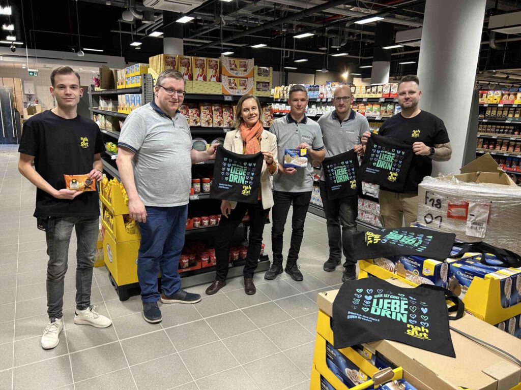 v.l.n.r. Tobias Fröber (stellvertretender Marktleiter), Mario Hirte (Gebietsleiter Regie der EDEKA Unternehmensgruppe Nordbayern-Sachsen-Thüringen), Nora Weinhold (Pressesprecherin SachsenEnergie), Lucas Kentsch (stellvertretender Marktleiter), Matthias Fröber vom Einrichtungsteam und Michael Brückner, "nah & gut"-Marktleiter