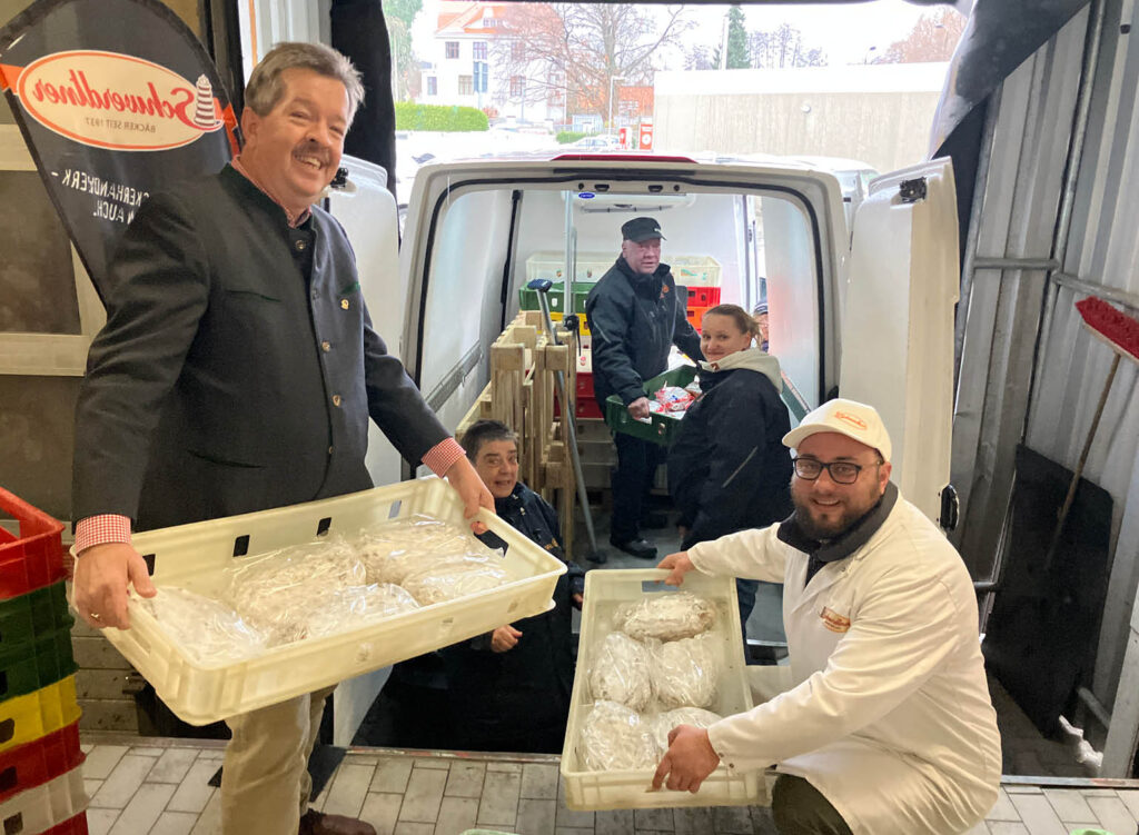 Tafel-Sachsen-Chef Stephan Trutschler (li.) und Jonas Löffler (re.) helfen beim Verladen der Stollen