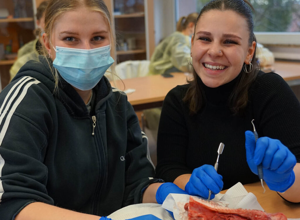 Vivien und Sophia, Schülerinnen an der Adolph-Kolping-Schule im Bereich ZFA