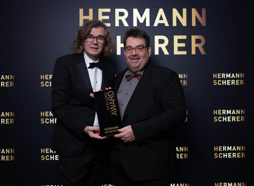 Hermann Scherer (li.) übergibt den Speaker SLAM Award an Jörg Hesse