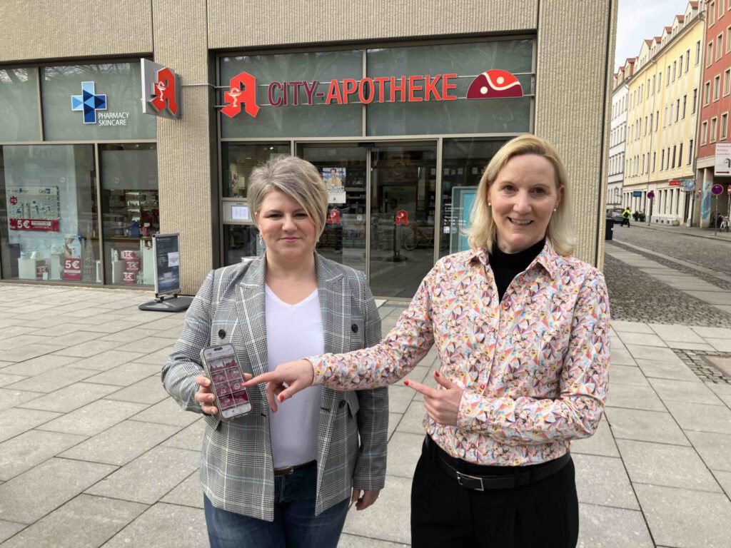 CITY-Apotheken Dresden: Dr. Katja Scarlett Daub (re.) vor ihrer CITY-Apotheke am Goldenen Reiter im Gespräch mit Yvonne Großmann