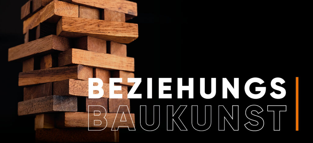 Beziehungsbaukunst - Bild eines Klotzturms vor schwarzem Hintergrund