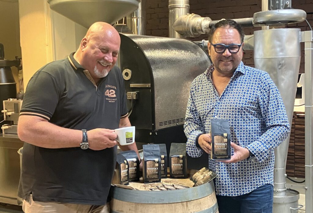 Thomas Michalski (li., Geschmacksbeauftragter der Dresdner Whisky Manufaktur) mit Karsten Lehmann, Chef der Dresdner Kaffee und Kakao Rösterei