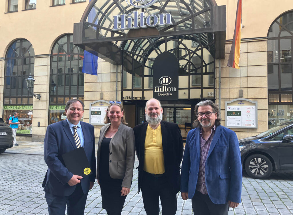v.l.n.r. Hilton-Dresden-Hoteldirektor Martin Raich, Tanja Grandmontagne und Kilian Forster (beide Jazztage Dresden) sowie Frank Leichsenring ("H42 - Der Klub" neben der Dresdner Whisky Manufaktur)
