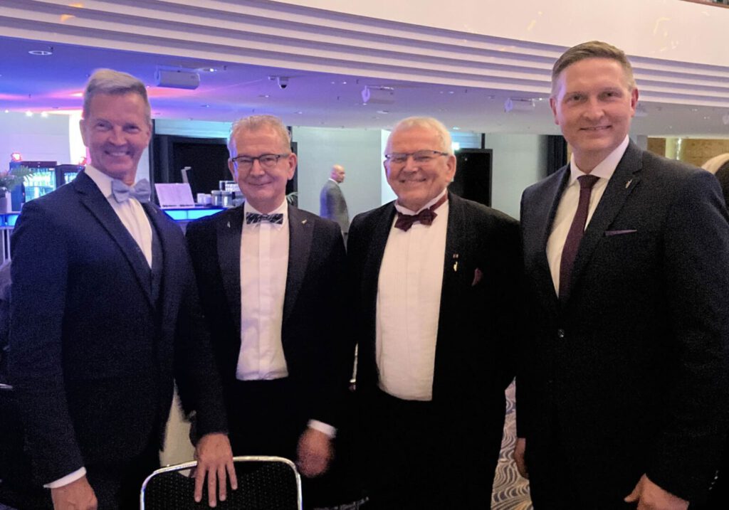 Düsseldorfs 1. Bürgermeister Josef Hinkel, Hans-Jürgen Friedrich (KFM Deutsche Mittelstand AG), Dr. Helfried Schmidt (Vorstandsvorsitzender der Oskar-Patzelt-Stiftung) und Christian Wewezow, Mitglied des Vorstands der Oskar-Patzelt-Stiftung