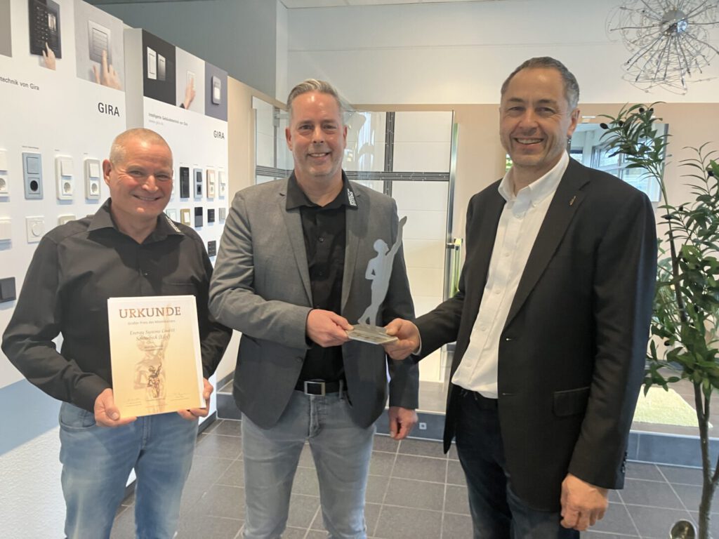 v.l.n.r. Jens Krause (54), Erik Schmidt (54) und Heiko Weit (59) bei der Übergabe der Auszeichnung (Gebäudetechnikunternehmen)