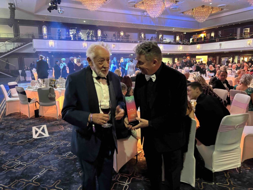 Dresdner-Whisky-Manufakur-Brennmeister Jörg Hans und Dieter Hallervorden