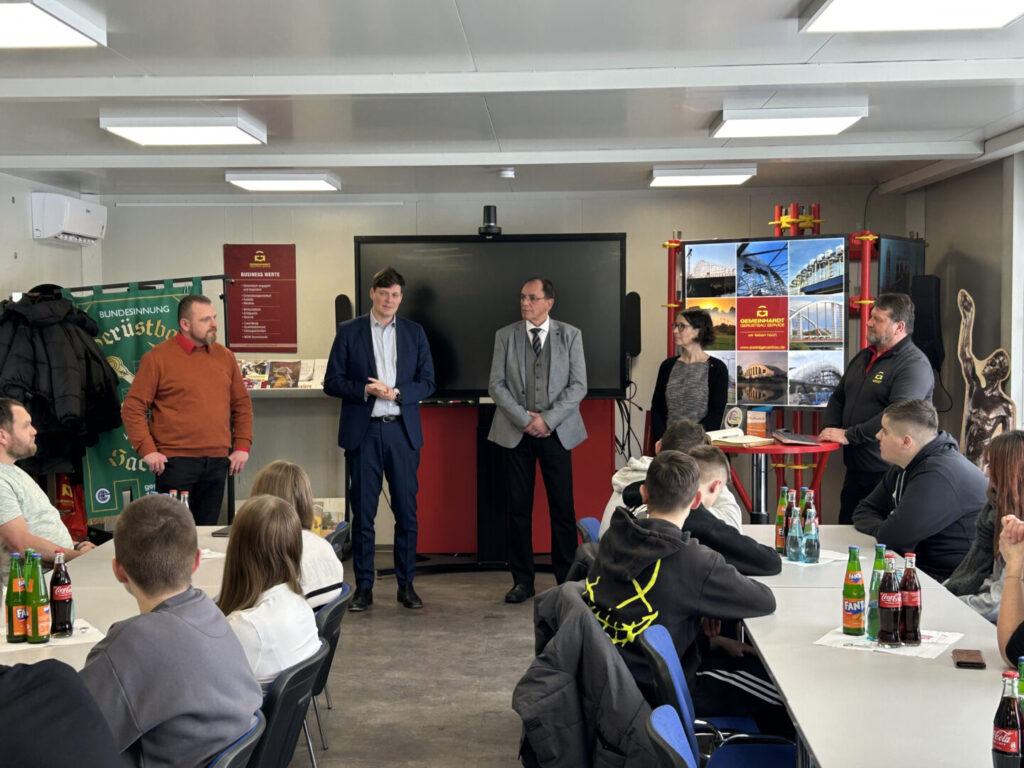 Sachsens Kultusminister löst sein Versprechen ein