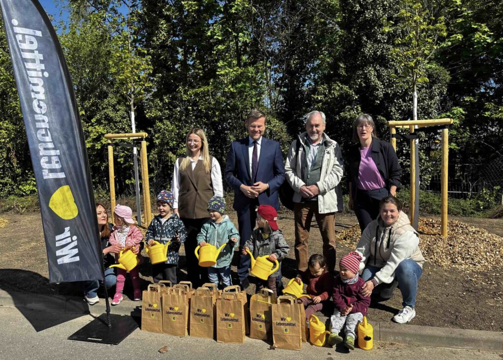 EDEKA schafft Raum für Bäume - Baumpflanzungsaktion stärkt klimaresiliente Stadtentwicklung