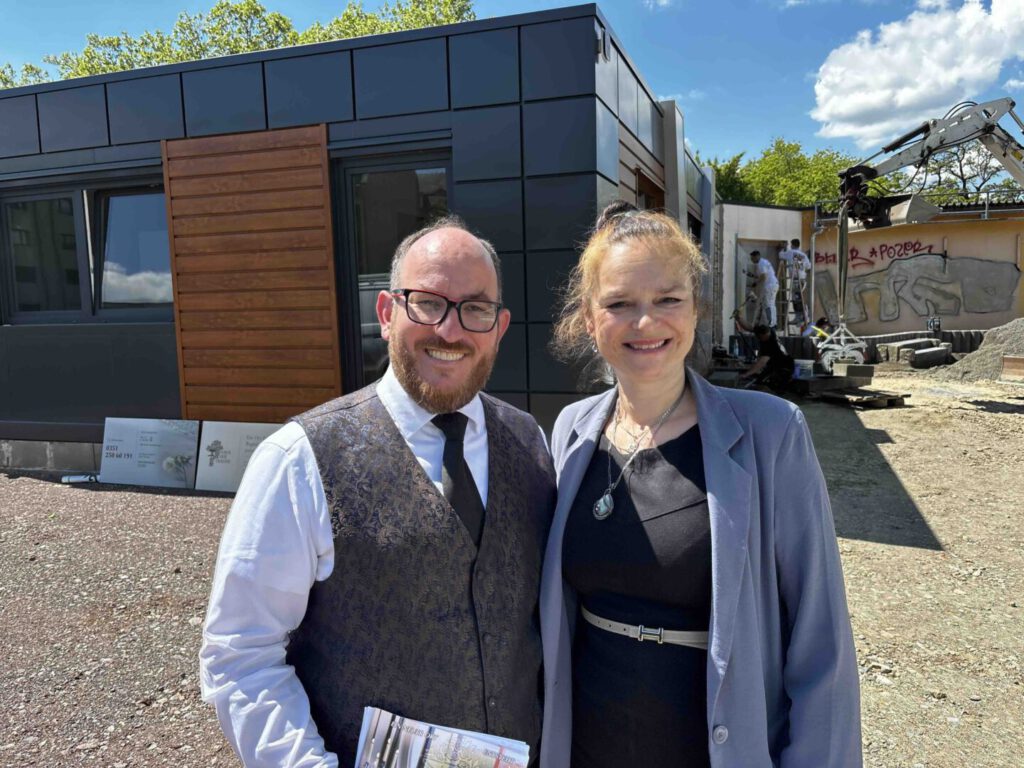 Adriana und Benjamin Wolf vorm Haus der Trauer