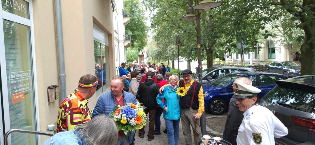 Besucher beim Vorverkaufsstart der Jubiläumssaison des Radeberger Biertheaters