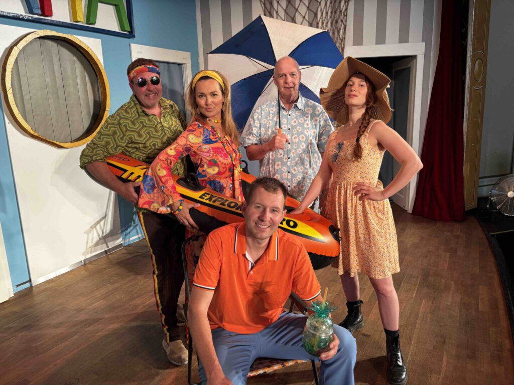 Schlager Musical „Eine neue Liebe ist…“ auf der Open-Air-Bühne von Schloss Klippenstein