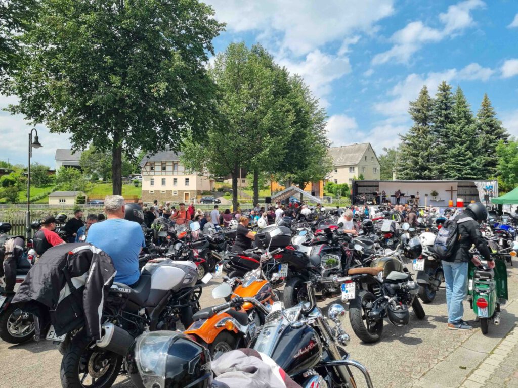 650 Motorräder und über 1.000 Teilnehmer am Marienberger Rätzteich ©Mario Böhme